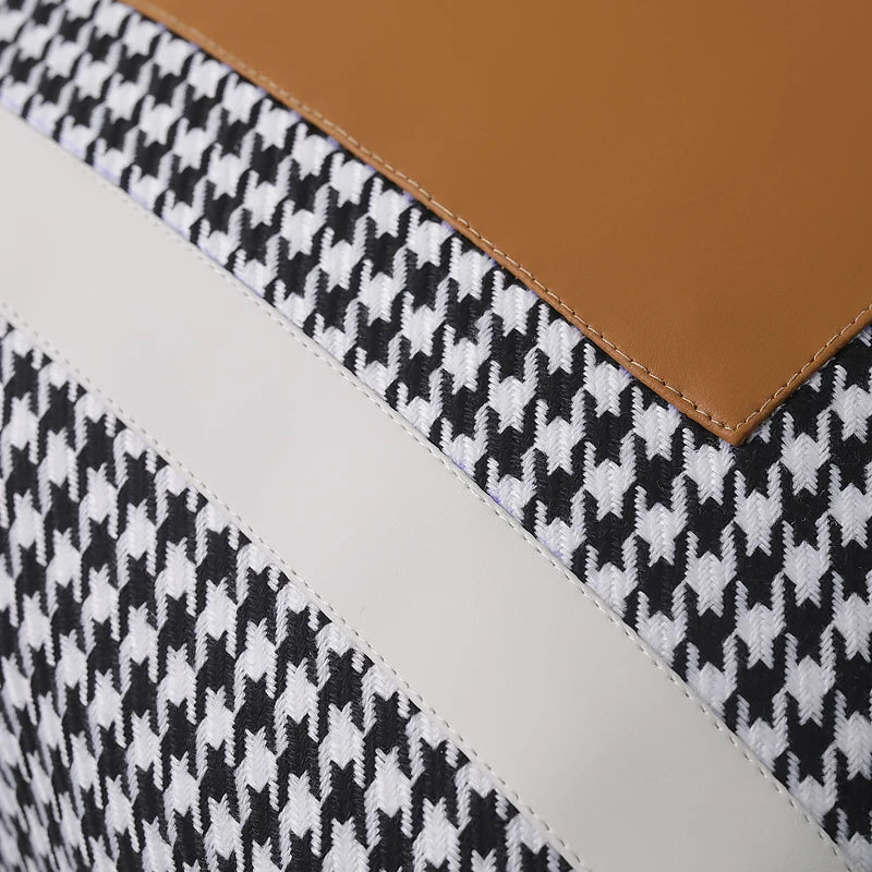 Almofada Decorativa – Couro Sintético Caramelo com Estampa Xadrez