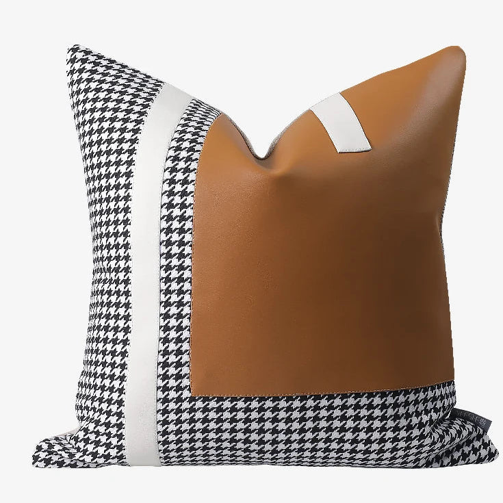 Almofada Decorativa – Couro Sintético Caramelo com Estampa Xadrez