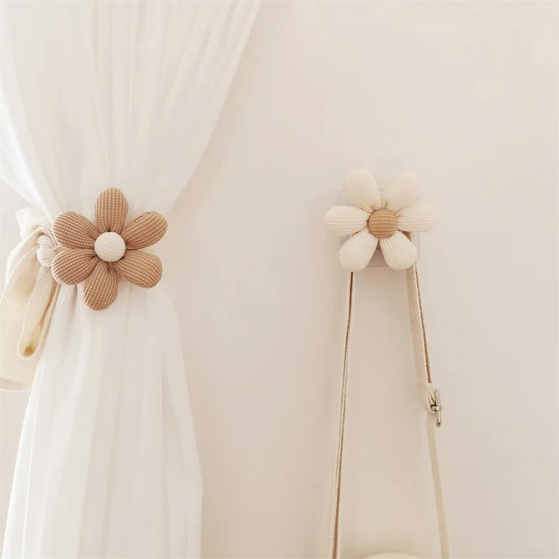 Gancho Decorativo – Formato Floral em Tecido Texturizado com Fixação de Parede