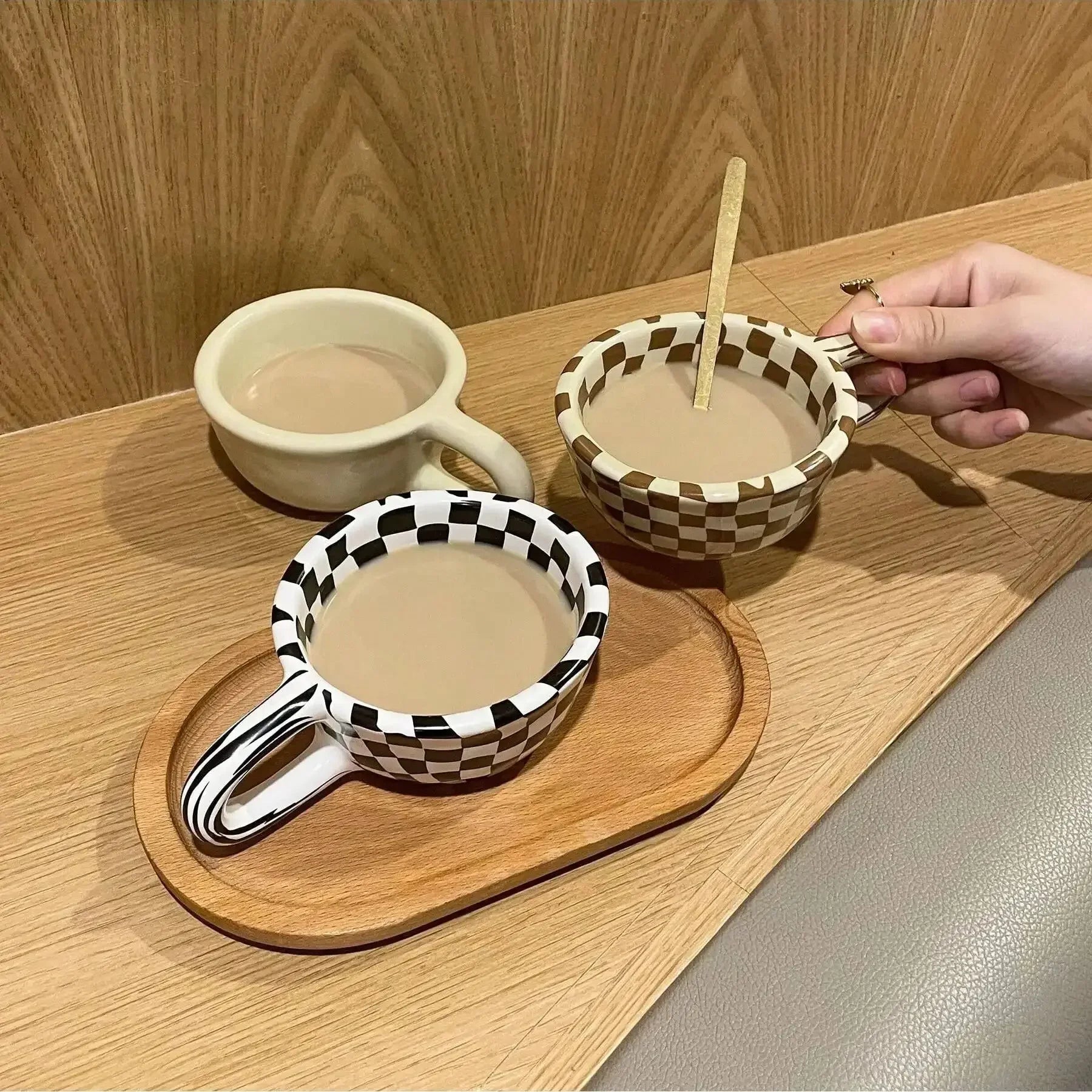 Caneca Quadriculada de Cerâmica