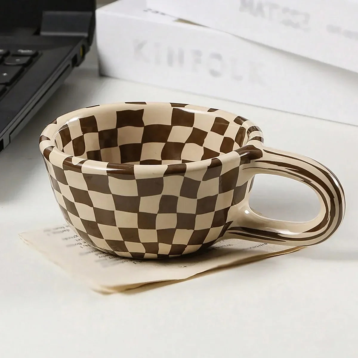 Caneca Quadriculada de Cerâmica