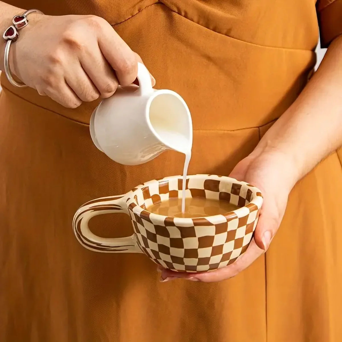 Caneca Quadriculada de Cerâmica