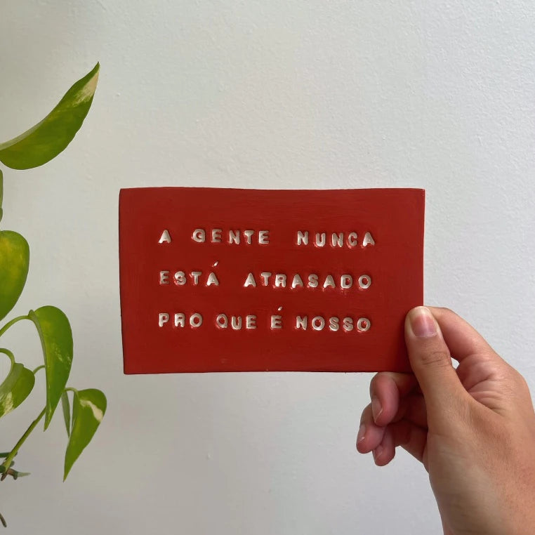 Plaquinha Decorativa - A Gente Nunca Está Atrasado pro que é Nosso